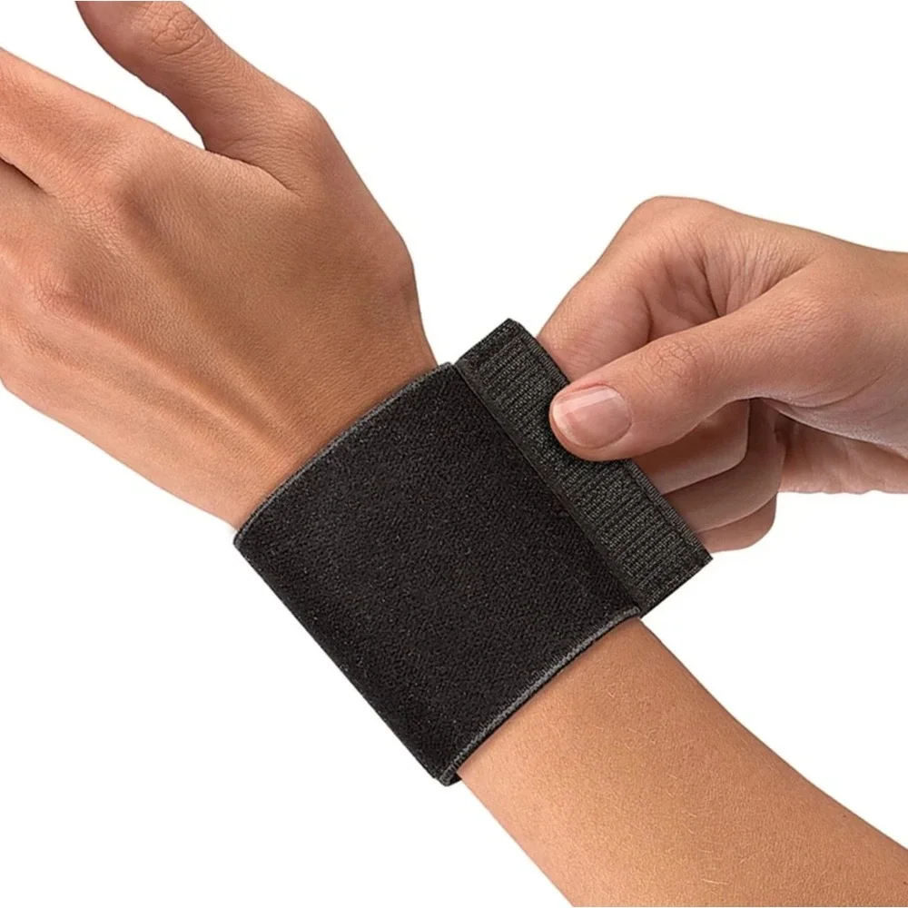 Mueller Sport Care Elastic Wrist Support with Loop One Size Black
